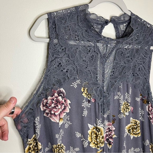 Torrid Gray Floral Lace Mock Neck Sharkbite Hem Sleeveless Tank Top size 1X - Picture 4 of 9